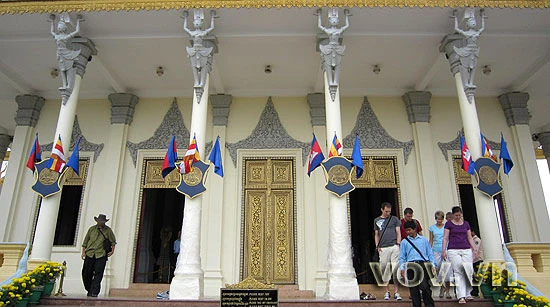 Tượng vũ nữ Apsara đặc trưng nổi tiếng của đất nước chùa Tháp được đắp quanh mái Hoàng Cung.