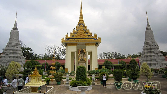 Hai tháp xi măng trắng hai bên tượng vua Norodom chứa tro cốt của hai vua Norodom và Ang Duong.