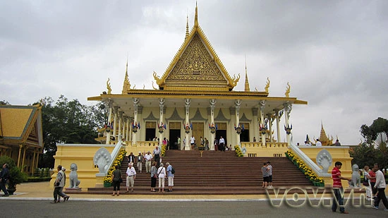 Điện khánh tiết - nơi Vua thiết triều và tổ chức các nghi lễ ngoại giao. Nay ở đây diễn ra các nghi lễ hoàng gia và tôn giáo như đăng quang, kết hôn và nhà vua tiếp khách.