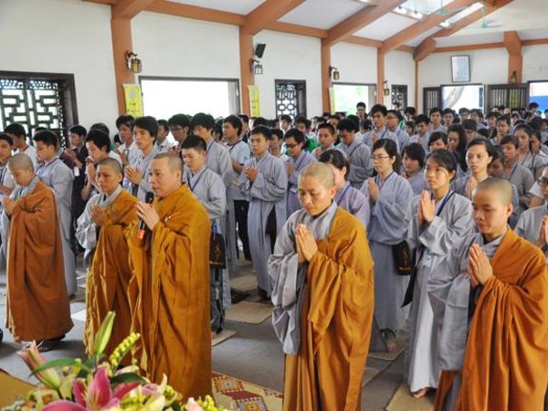 Trần Thị Thúy (đứng thứ hai hàng thứ hai từ phải sang) dự khóa tu ở chùa Bằng Trần Thị Thúy (đứng thứ hai hàng thứ hai từ phải sang) dự khóa tu ở chùa Bằng