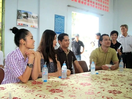 Nghệ sĩ tặng quà cho Trung tâm Nuôi dưỡng người già Thạnh Lộc ảnh 3 20110912225547_img_0633.jpg