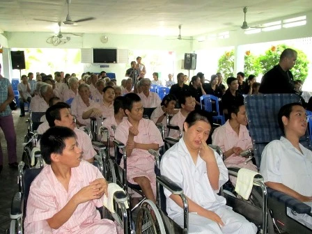 Nghệ sĩ tặng quà cho Trung tâm Nuôi dưỡng người già Thạnh Lộc ảnh 4 20110912225844_img_0645.jpg