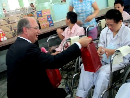 Nghệ sĩ tặng quà cho Trung tâm Nuôi dưỡng người già Thạnh Lộc ảnh 5 20110912225933_img_0650.jpg