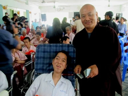 Nghệ sĩ tặng quà cho Trung tâm Nuôi dưỡng người già Thạnh Lộc ảnh 6 20110912230035_img_0651.jpg