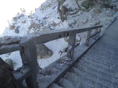 lan can đường vào chùa Hang xuống cấp trầm trọng.JPG