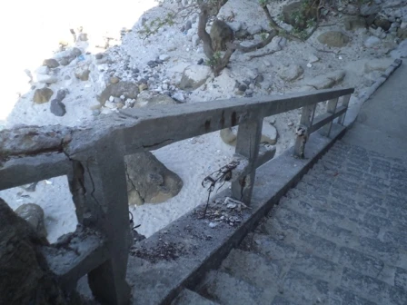 lan can đường vào chùa Hang xuống cấp trầm trọng.JPG