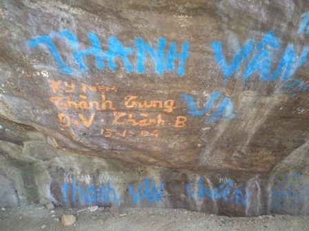 vẽ bậy thiếu ý thức của du khách.JPG