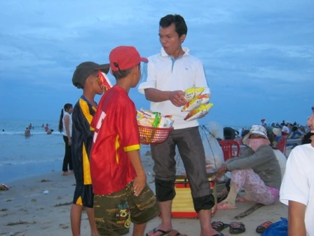 11TRE EM NGHEO K BIET DEN TRUNG THU.JPG