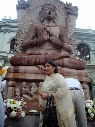 Bức tượng Phật trước Bảo tàng.jpg