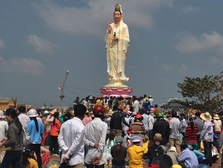 Khu Phật bà Nam hải luôn thu hút đông đảo khách thập phương đến viếng.   Ảnh: N.H