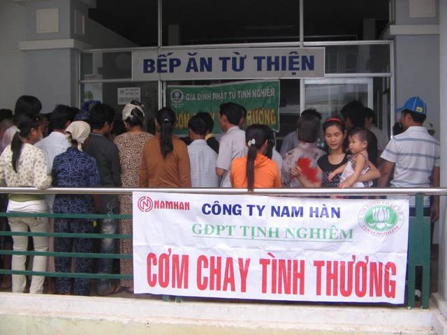 Quảng Ngãi: 500 suất cơm tặng bệnh nhân nghèo ảnh 1 IMG_0007.JPG