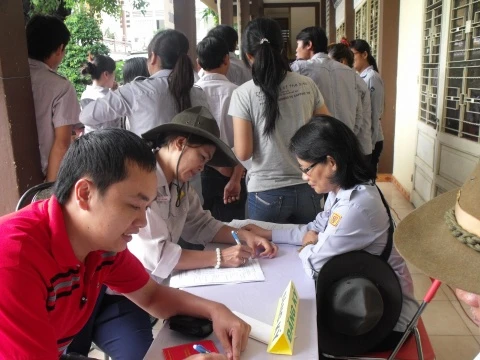 2.Có cả các bạn sinh viên học  sinh cùng tham gia.JPG