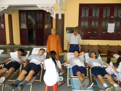 9.Hòa thượng và anh Trưởng Phân  Ban  thăm các anh chị  huynh trưởng và đoàn sinh hiến máu.JPG