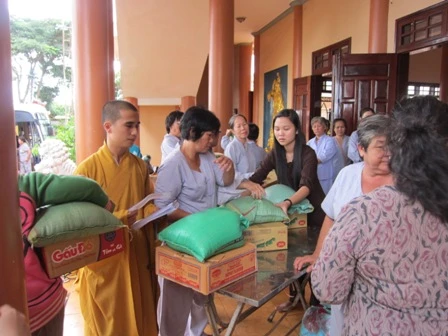 Đắc Lắc: Tặng 200 phần quà cho đồng bào dân tộc ảnh 2 IMG_0068.JPG