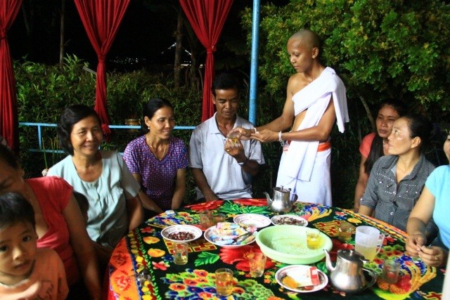 Nhập tu báo hiếu ảnh 4 anh 4.jpg