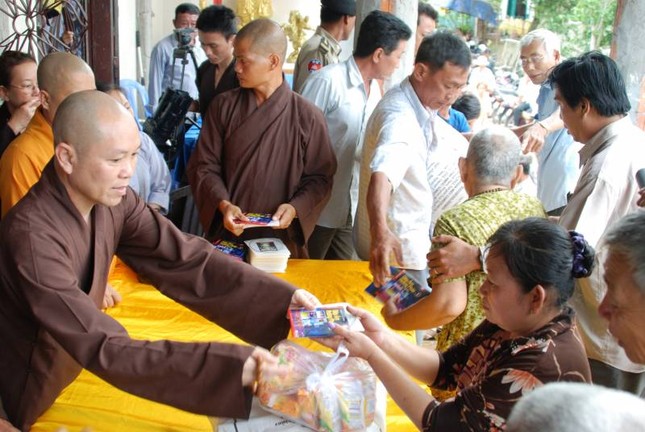 Chùa Hoằng Pháp tặng quà cho bà con nghèo tại Campuchia ảnh 1 1TTChanTinhtangqua.jpg