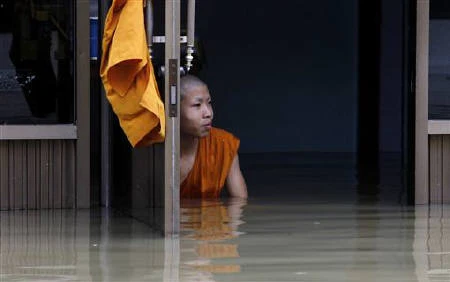 Chú tiểu trong một ngôi chùa bị lụt ở tỉnh Ang Thong - Ảnh Reuter.jpg