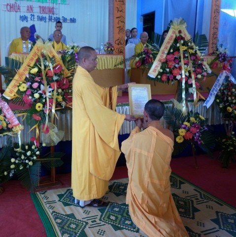 Thượng tọa Thích Phước Minh-Phó BTS trao quyết định.JPG