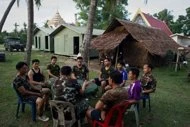 Binh sĩ Thái Lan trong một cuộc họpi tối tại căn cứ quân đội bên trong chùa Lak Muang.jpg