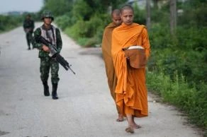 Binh sĩ hộ tống các nhà sư đi khất thực.jpg