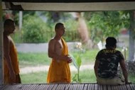 Các nhà sư và binh sĩ bên trong chùa Lak Muang.jpg