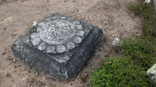 Chân cột đá chạm khắc hoa sen ở chùa Dâu (Bắc Ninh) - Ảnh: Hoài Linh