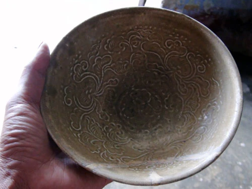 Họa tiết hình sen trong bát gốm thời Lý - Trần - Ảnh: Thái Lộc