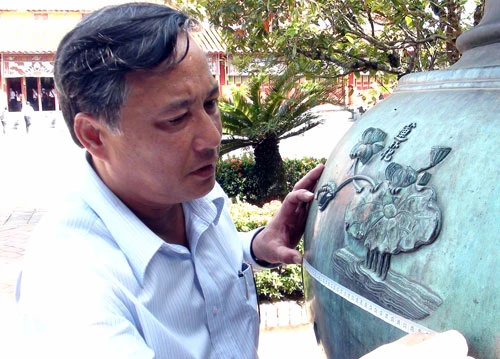 Hoa sen được chạm khắc trên cửu đỉnh trong thành nội Huế - Ảnh: Thái Lộc