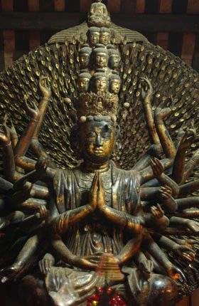 Tượng Phật bà Quan Âm nghìn mắt nghìn tay mang dáng hoa sen đang nở - Ảnh: Hoài Linh