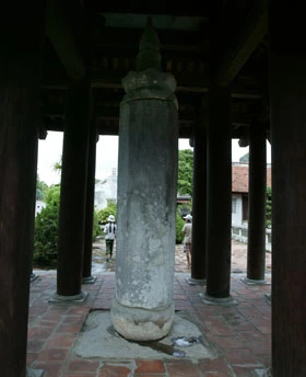 Hoa sen trên thạch trụ trong khu di tích Hoa Lư (Ninh Bình) - Ảnh: Hoài Linh