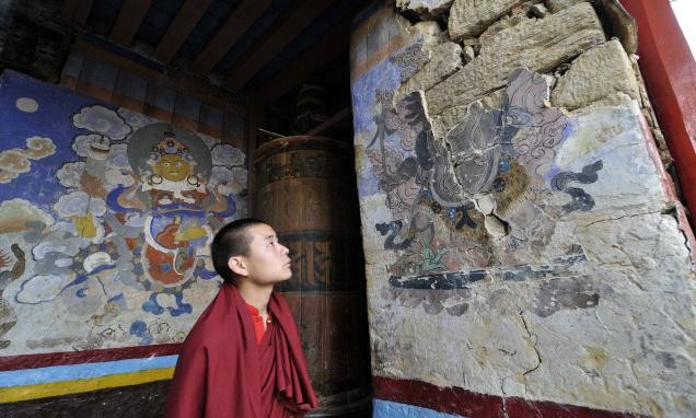 Ấn Độ: 60 nhà sư thoát chết sau buổi cầu nguyện ảnh 1 TH23_QUAKE_MONK_789216f.jpg