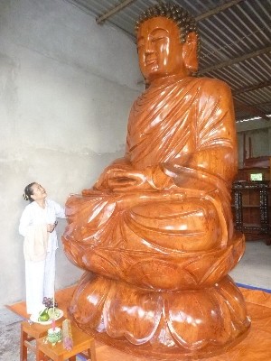 Tượng Phật bằng gỗ nguyên khối 3,2 mét ảnh 1 Tượng Phật bằng gỗ nguyên khối 3,2 mét ảnh 1