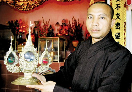 Đại đức Thích Chơn Phương bên bảo tháp chứa xá lợi do ngài Tăng thống Myanma cúng dường. Những xá lợi bí ẩn trong ngôi chùa ở Hà Nội