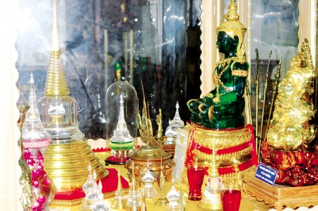 Toàn cảnh tủ thờ 30 bảo tháp chứa xá lợi đức Phật và xá lợi các vị thánh tăng ở chùa Viên Đình. Những xá lợi bí ẩn trong ngôi chùa ở Hà Nội