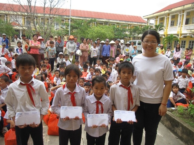 trao Hoc bong cho 4 hoc sinh (2).JPG