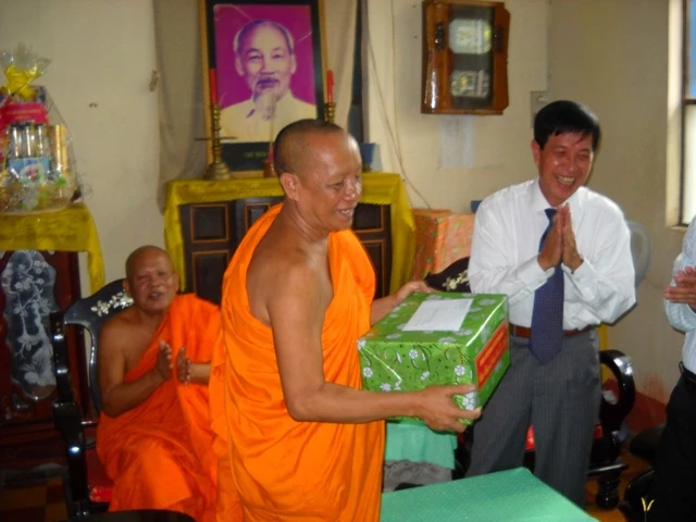 Sóc Trăng: Ban chỉ đạo Tây Nam bộ thăm, tặng quà các chùa ảnh 1 đồng chí Huỳnh Minh Đoàn tặng quà cho Hội Đoàn kết sư sãi yêu nước tỉnh ST.JPG