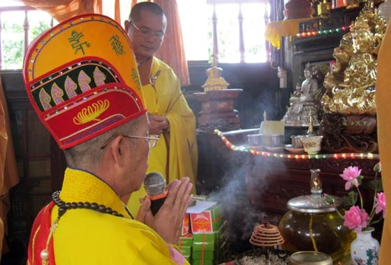 Giữa khoảnh khắc quá khứ, hiện tại và tương lai, tất cả Tăng ni, Phật tử cùng tâm nguyện cho Quốc thái dân an, mong phúc đức của Đức Phật tỏa sáng, cứu giúp con người thoát khỏi khổ đau, tìm thấy bến bờ bình yên