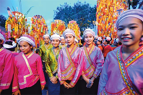 Thái Lan: Lamphun - thành phố của truyền thống ngàn xưa ảnh 3 Phụ nữ Yong trong trang phục truyền thống.jpg