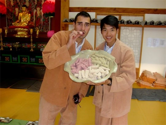 cac-thi-sinh-to-ra-rat-hao-hung.jpg