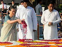 Ấn Độ: Hàng ngàn người dự lễ kỷ niệm 142 năm ngày sinh Mahatma Gandhi ảnh 1 Các nhà lãnh đạo dâng hoa.jpg