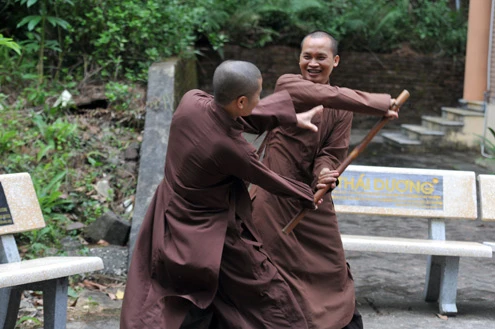 Lối lên học viện Phật giáo Việt Nam tại xã Phù Linh, huyện Sóc Sơn (Hà Nội). Khuôn viên trường rộng tới 11 hecta. Hiện nơi đây có gần 300 tăng sinh, ni sinh theo học trong đó 217 người học hệ cử nhân Phật học (hệ 4 năm), cao đẳng có 79 tăng, ni sinh (hệ 3 năm). Một ngày 2 buổi học, tăng ni, ni sinh bắt buộc phải ở nội trú tại ký túc xá của trường. Sau tiếng chuông chùa đúng giờ giới nghiêm ... Các tăng sinh, ni sinh bắt đầu từ nơi nghỉ trên núi xuống giảng đường. Để được vào học tại học viện, các tăng ni sinh phải đủ 20 tuổi trở lên, đã tốt nghiệp trung cấp Phật học, đã thọ giới tỳ khiêu, tốt nghiệp THPT và được tỉnh, thành hội Phật giáo giới thiệu. Học phí hàng năm 1,5 triệu đồng, còn lại học viên đều được bao cấp kinh phí ăn ở từ ban bảo trợ học đường. Nội dung học gồm 2 phần Kinh điển Phật giáo và Thế học (bao gồm các bộ môn bắt buộc như các trường ĐH khác như Triết học Mác Lênin, Lịch sử Đảng, Kinh tế chính trị, Chủ nghĩa xã hội khoa học...). Phần lớn, họ đều học tập một cách nghiêm túc. Đến giờ giải lao, nhiều tăng ni sinh vẫn mải miết đọc bài tại ghế đá bên ngoài sân trường. Mỗi năm học khoảng 10 tháng, nghỉ hè khoảng một tháng, các học viên không được về nhà trong suốt thời gian học tập, trừ ngày rằm, mùng một hoặc bố mẹ quê nhà ốm đau. Bắt đầu từ 16h chiều hết giờ học các môn chính, toàn bộ học viên tập trung tại chùa Non Nước trong khuôn viên học viện để tập ngồi thiền và các môn học khác của Phật giáo. Nhà sư Đạo Mẫn, công tác tại phòng đào tạo của học viện cho biết, các tăng ni sinh học tập tại đây có tinh thần rất vui vẻ và đoàn kết. "Nhiều người cứ nghĩ đi tu là vì chán đời hay vì phạm phải điều gì xấu xa nhưng không phải. Ở đây nhiều người thích, họ xuất gia cũng có nhiều lý do khác nhau", thầy Mẫn nói. Giây phút vui đùa của các thầy trò trong trường. Đàm Bảo (thứ 2 từ trái sang), Minh Trang (giữa), Phương Tú (thứ 2 từ phải sang) vui vẻ sau một ngày học căng thẳng.
