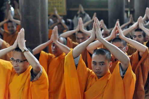 Lối lên học viện Phật giáo Việt Nam tại xã Phù Linh, huyện Sóc Sơn (Hà Nội). Khuôn viên trường rộng tới 11 hecta. Hiện nơi đây có gần 300 tăng sinh, ni sinh theo học trong đó 217 người học hệ cử nhân Phật học (hệ 4 năm), cao đẳng có 79 tăng, ni sinh (hệ 3 năm). Một ngày 2 buổi học, tăng ni, ni sinh bắt buộc phải ở nội trú tại ký túc xá của trường. Sau tiếng chuông chùa đúng giờ giới nghiêm ... Các tăng sinh, ni sinh bắt đầu từ nơi nghỉ trên núi xuống giảng đường. Để được vào học tại học viện, các tăng ni sinh phải đủ 20 tuổi trở lên, đã tốt nghiệp trung cấp Phật học, đã thọ giới tỳ khiêu, tốt nghiệp THPT và được tỉnh, thành hội Phật giáo giới thiệu. Học phí hàng năm 1,5 triệu đồng, còn lại học viên đều được bao cấp kinh phí ăn ở từ ban bảo trợ học đường. Nội dung học gồm 2 phần Kinh điển Phật giáo và Thế học (bao gồm các bộ môn bắt buộc như các trường ĐH khác như Triết học Mác Lênin, Lịch sử Đảng, Kinh tế chính trị, Chủ nghĩa xã hội khoa học...). Phần lớn, họ đều học tập một cách nghiêm túc. Đến giờ giải lao, nhiều tăng ni sinh vẫn mải miết đọc bài tại ghế đá bên ngoài sân trường. Mỗi năm học khoảng 10 tháng, nghỉ hè khoảng một tháng, các học viên không được về nhà trong suốt thời gian học tập, trừ ngày rằm, mùng một hoặc bố mẹ quê nhà ốm đau. Bắt đầu từ 16h chiều hết giờ học các môn chính, toàn bộ học viên tập trung tại chùa Non Nước trong khuôn viên học viện để tập ngồi thiền và các môn học khác của Phật giáo. Nhà sư Đạo Mẫn, công tác tại phòng đào tạo của học viện cho biết, các tăng ni sinh học tập tại đây có tinh thần rất vui vẻ và đoàn kết. "Nhiều người cứ nghĩ đi tu là vì chán đời hay vì phạm phải điều gì xấu xa nhưng không phải. Ở đây nhiều người thích, họ xuất gia cũng có nhiều lý do khác nhau", thầy Mẫn nói. Giây phút vui đùa của các thầy trò trong trường. Đàm Bảo (thứ 2 từ trái sang), Minh Trang (giữa), Phương Tú (thứ 2 từ phải sang) vui vẻ sau một ngày học căng thẳng.