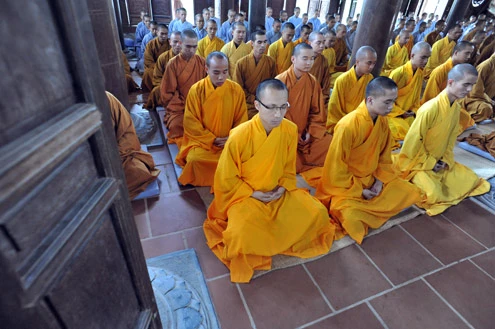 Lối lên học viện Phật giáo Việt Nam tại xã Phù Linh, huyện Sóc Sơn (Hà Nội). Khuôn viên trường rộng tới 11 hecta. Hiện nơi đây có gần 300 tăng sinh, ni sinh theo học trong đó 217 người học hệ cử nhân Phật học (hệ 4 năm), cao đẳng có 79 tăng, ni sinh (hệ 3 năm). Một ngày 2 buổi học, tăng ni, ni sinh bắt buộc phải ở nội trú tại ký túc xá của trường. Sau tiếng chuông chùa đúng giờ giới nghiêm ... Các tăng sinh, ni sinh bắt đầu từ nơi nghỉ trên núi xuống giảng đường. Để được vào học tại học viện, các tăng ni sinh phải đủ 20 tuổi trở lên, đã tốt nghiệp trung cấp Phật học, đã thọ giới tỳ khiêu, tốt nghiệp THPT và được tỉnh, thành hội Phật giáo giới thiệu. Học phí hàng năm 1,5 triệu đồng, còn lại học viên đều được bao cấp kinh phí ăn ở từ ban bảo trợ học đường. Nội dung học gồm 2 phần Kinh điển Phật giáo và Thế học (bao gồm các bộ môn bắt buộc như các trường ĐH khác như Triết học Mác Lênin, Lịch sử Đảng, Kinh tế chính trị, Chủ nghĩa xã hội khoa học...). Phần lớn, họ đều học tập một cách nghiêm túc. Đến giờ giải lao, nhiều tăng ni sinh vẫn mải miết đọc bài tại ghế đá bên ngoài sân trường. Mỗi năm học khoảng 10 tháng, nghỉ hè khoảng một tháng, các học viên không được về nhà trong suốt thời gian học tập, trừ ngày rằm, mùng một hoặc bố mẹ quê nhà ốm đau. Bắt đầu từ 16h chiều hết giờ học các môn chính, toàn bộ học viên tập trung tại chùa Non Nước trong khuôn viên học viện để tập ngồi thiền và các môn học khác của Phật giáo. Nhà sư Đạo Mẫn, công tác tại phòng đào tạo của học viện cho biết, các tăng ni sinh học tập tại đây có tinh thần rất vui vẻ và đoàn kết. "Nhiều người cứ nghĩ đi tu là vì chán đời hay vì phạm phải điều gì xấu xa nhưng không phải. Ở đây nhiều người thích, họ xuất gia cũng có nhiều lý do khác nhau", thầy Mẫn nói. Giây phút vui đùa của các thầy trò trong trường. Đàm Bảo (thứ 2 từ trái sang), Minh Trang (giữa), Phương Tú (thứ 2 từ phải sang) vui vẻ sau một ngày học căng thẳng.