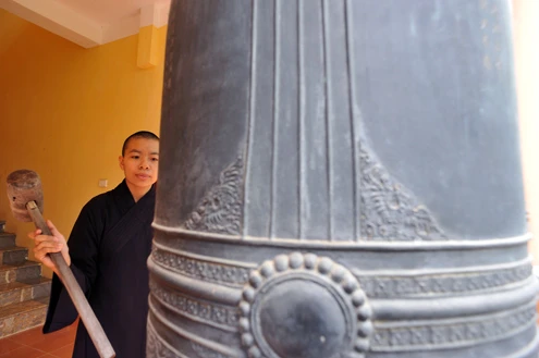 Lối lên học viện Phật giáo Việt Nam tại xã Phù Linh, huyện Sóc Sơn (Hà Nội). Khuôn viên trường rộng tới 11 hecta. Hiện nơi đây có gần 300 tăng sinh, ni sinh theo học trong đó 217 người học hệ cử nhân Phật học (hệ 4 năm), cao đẳng có 79 tăng, ni sinh (hệ 3 năm). Một ngày 2 buổi học, tăng ni, ni sinh bắt buộc phải ở nội trú tại ký túc xá của trường. Sau tiếng chuông chùa đúng giờ giới nghiêm ... Các tăng sinh, ni sinh bắt đầu từ nơi nghỉ trên núi xuống giảng đường. Để được vào học tại học viện, các tăng ni sinh phải đủ 20 tuổi trở lên, đã tốt nghiệp trung cấp Phật học, đã thọ giới tỳ khiêu, tốt nghiệp THPT và được tỉnh, thành hội Phật giáo giới thiệu. Học phí hàng năm 1,5 triệu đồng, còn lại học viên đều được bao cấp kinh phí ăn ở từ ban bảo trợ học đường. Nội dung học gồm 2 phần Kinh điển Phật giáo và Thế học (bao gồm các bộ môn bắt buộc như các trường ĐH khác như Triết học Mác Lênin, Lịch sử Đảng, Kinh tế chính trị, Chủ nghĩa xã hội khoa học...). Phần lớn, họ đều học tập một cách nghiêm túc. Đến giờ giải lao, nhiều tăng ni sinh vẫn mải miết đọc bài tại ghế đá bên ngoài sân trường. Mỗi năm học khoảng 10 tháng, nghỉ hè khoảng một tháng, các học viên không được về nhà trong suốt thời gian học tập, trừ ngày rằm, mùng một hoặc bố mẹ quê nhà ốm đau. Bắt đầu từ 16h chiều hết giờ học các môn chính, toàn bộ học viên tập trung tại chùa Non Nước trong khuôn viên học viện để tập ngồi thiền và các môn học khác của Phật giáo. Nhà sư Đạo Mẫn, công tác tại phòng đào tạo của học viện cho biết, các tăng ni sinh học tập tại đây có tinh thần rất vui vẻ và đoàn kết. "Nhiều người cứ nghĩ đi tu là vì chán đời hay vì phạm phải điều gì xấu xa nhưng không phải. Ở đây nhiều người thích, họ xuất gia cũng có nhiều lý do khác nhau", thầy Mẫn nói. Giây phút vui đùa của các thầy trò trong trường. Đàm Bảo (thứ 2 từ trái sang), Minh Trang (giữa), Phương Tú (thứ 2 từ phải sang) vui vẻ sau một ngày học căng thẳng.