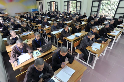 Lối lên học viện Phật giáo Việt Nam tại xã Phù Linh, huyện Sóc Sơn (Hà Nội). Khuôn viên trường rộng tới 11 hecta. Hiện nơi đây có gần 300 tăng sinh, ni sinh theo học trong đó 217 người học hệ cử nhân Phật học (hệ 4 năm), cao đẳng có 79 tăng, ni sinh (hệ 3 năm). Một ngày 2 buổi học, tăng ni, ni sinh bắt buộc phải ở nội trú tại ký túc xá của trường. Sau tiếng chuông chùa đúng giờ giới nghiêm ... Các tăng sinh, ni sinh bắt đầu từ nơi nghỉ trên núi xuống giảng đường. Để được vào học tại học viện, các tăng ni sinh phải đủ 20 tuổi trở lên, đã tốt nghiệp trung cấp Phật học, đã thọ giới tỳ khiêu, tốt nghiệp THPT và được tỉnh, thành hội Phật giáo giới thiệu. Học phí hàng năm 1,5 triệu đồng, còn lại học viên đều được bao cấp kinh phí ăn ở từ ban bảo trợ học đường. Nội dung học gồm 2 phần Kinh điển Phật giáo và Thế học (bao gồm các bộ môn bắt buộc như các trường ĐH khác như Triết học Mác Lênin, Lịch sử Đảng, Kinh tế chính trị, Chủ nghĩa xã hội khoa học...). Phần lớn, họ đều học tập một cách nghiêm túc. Đến giờ giải lao, nhiều tăng ni sinh vẫn mải miết đọc bài tại ghế đá bên ngoài sân trường. Mỗi năm học khoảng 10 tháng, nghỉ hè khoảng một tháng, các học viên không được về nhà trong suốt thời gian học tập, trừ ngày rằm, mùng một hoặc bố mẹ quê nhà ốm đau. Bắt đầu từ 16h chiều hết giờ học các môn chính, toàn bộ học viên tập trung tại chùa Non Nước trong khuôn viên học viện để tập ngồi thiền và các môn học khác của Phật giáo. Nhà sư Đạo Mẫn, công tác tại phòng đào tạo của học viện cho biết, các tăng ni sinh học tập tại đây có tinh thần rất vui vẻ và đoàn kết. "Nhiều người cứ nghĩ đi tu là vì chán đời hay vì phạm phải điều gì xấu xa nhưng không phải. Ở đây nhiều người thích, họ xuất gia cũng có nhiều lý do khác nhau", thầy Mẫn nói. Giây phút vui đùa của các thầy trò trong trường. Đàm Bảo (thứ 2 từ trái sang), Minh Trang (giữa), Phương Tú (thứ 2 từ phải sang) vui vẻ sau một ngày học căng thẳng.