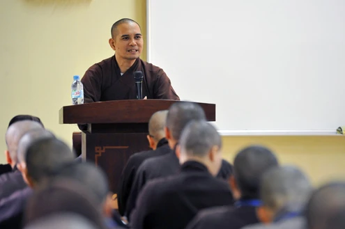 Lối lên học viện Phật giáo Việt Nam tại xã Phù Linh, huyện Sóc Sơn (Hà Nội). Khuôn viên trường rộng tới 11 hecta. Hiện nơi đây có gần 300 tăng sinh, ni sinh theo học trong đó 217 người học hệ cử nhân Phật học (hệ 4 năm), cao đẳng có 79 tăng, ni sinh (hệ 3 năm). Một ngày 2 buổi học, tăng ni, ni sinh bắt buộc phải ở nội trú tại ký túc xá của trường. Sau tiếng chuông chùa đúng giờ giới nghiêm ... Các tăng sinh, ni sinh bắt đầu từ nơi nghỉ trên núi xuống giảng đường. Để được vào học tại học viện, các tăng ni sinh phải đủ 20 tuổi trở lên, đã tốt nghiệp trung cấp Phật học, đã thọ giới tỳ khiêu, tốt nghiệp THPT và được tỉnh, thành hội Phật giáo giới thiệu. Học phí hàng năm 1,5 triệu đồng, còn lại học viên đều được bao cấp kinh phí ăn ở từ ban bảo trợ học đường. Nội dung học gồm 2 phần Kinh điển Phật giáo và Thế học (bao gồm các bộ môn bắt buộc như các trường ĐH khác như Triết học Mác Lênin, Lịch sử Đảng, Kinh tế chính trị, Chủ nghĩa xã hội khoa học...). Phần lớn, họ đều học tập một cách nghiêm túc. Đến giờ giải lao, nhiều tăng ni sinh vẫn mải miết đọc bài tại ghế đá bên ngoài sân trường. Mỗi năm học khoảng 10 tháng, nghỉ hè khoảng một tháng, các học viên không được về nhà trong suốt thời gian học tập, trừ ngày rằm, mùng một hoặc bố mẹ quê nhà ốm đau. Bắt đầu từ 16h chiều hết giờ học các môn chính, toàn bộ học viên tập trung tại chùa Non Nước trong khuôn viên học viện để tập ngồi thiền và các môn học khác của Phật giáo. Nhà sư Đạo Mẫn, công tác tại phòng đào tạo của học viện cho biết, các tăng ni sinh học tập tại đây có tinh thần rất vui vẻ và đoàn kết. "Nhiều người cứ nghĩ đi tu là vì chán đời hay vì phạm phải điều gì xấu xa nhưng không phải. Ở đây nhiều người thích, họ xuất gia cũng có nhiều lý do khác nhau", thầy Mẫn nói. Giây phút vui đùa của các thầy trò trong trường. Đàm Bảo (thứ 2 từ trái sang), Minh Trang (giữa), Phương Tú (thứ 2 từ phải sang) vui vẻ sau một ngày học căng thẳng.