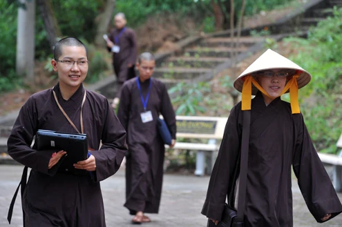 Lối lên học viện Phật giáo Việt Nam tại xã Phù Linh, huyện Sóc Sơn (Hà Nội). Khuôn viên trường rộng tới 11 hecta. Hiện nơi đây có gần 300 tăng sinh, ni sinh theo học trong đó 217 người học hệ cử nhân Phật học (hệ 4 năm), cao đẳng có 79 tăng, ni sinh (hệ 3 năm). Một ngày 2 buổi học, tăng ni, ni sinh bắt buộc phải ở nội trú tại ký túc xá của trường. Sau tiếng chuông chùa đúng giờ giới nghiêm ... Các tăng sinh, ni sinh bắt đầu từ nơi nghỉ trên núi xuống giảng đường. Để được vào học tại học viện, các tăng ni sinh phải đủ 20 tuổi trở lên, đã tốt nghiệp trung cấp Phật học, đã thọ giới tỳ khiêu, tốt nghiệp THPT và được tỉnh, thành hội Phật giáo giới thiệu. Học phí hàng năm 1,5 triệu đồng, còn lại học viên đều được bao cấp kinh phí ăn ở từ ban bảo trợ học đường. Nội dung học gồm 2 phần Kinh điển Phật giáo và Thế học (bao gồm các bộ môn bắt buộc như các trường ĐH khác như Triết học Mác Lênin, Lịch sử Đảng, Kinh tế chính trị, Chủ nghĩa xã hội khoa học...). Phần lớn, họ đều học tập một cách nghiêm túc. Đến giờ giải lao, nhiều tăng ni sinh vẫn mải miết đọc bài tại ghế đá bên ngoài sân trường. Mỗi năm học khoảng 10 tháng, nghỉ hè khoảng một tháng, các học viên không được về nhà trong suốt thời gian học tập, trừ ngày rằm, mùng một hoặc bố mẹ quê nhà ốm đau. Bắt đầu từ 16h chiều hết giờ học các môn chính, toàn bộ học viên tập trung tại chùa Non Nước trong khuôn viên học viện để tập ngồi thiền và các môn học khác của Phật giáo. Nhà sư Đạo Mẫn, công tác tại phòng đào tạo của học viện cho biết, các tăng ni sinh học tập tại đây có tinh thần rất vui vẻ và đoàn kết. "Nhiều người cứ nghĩ đi tu là vì chán đời hay vì phạm phải điều gì xấu xa nhưng không phải. Ở đây nhiều người thích, họ xuất gia cũng có nhiều lý do khác nhau", thầy Mẫn nói. Giây phút vui đùa của các thầy trò trong trường. Đàm Bảo (thứ 2 từ trái sang), Minh Trang (giữa), Phương Tú (thứ 2 từ phải sang) vui vẻ sau một ngày học căng thẳng.