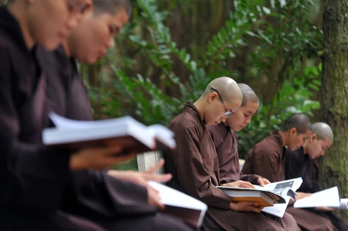 Lối lên học viện Phật giáo Việt Nam tại xã Phù Linh, huyện Sóc Sơn (Hà Nội). Khuôn viên trường rộng tới 11 hecta. Hiện nơi đây có gần 300 tăng sinh, ni sinh theo học trong đó 217 người học hệ cử nhân Phật học (hệ 4 năm), cao đẳng có 79 tăng, ni sinh (hệ 3 năm). Một ngày 2 buổi học, tăng ni, ni sinh bắt buộc phải ở nội trú tại ký túc xá của trường. Sau tiếng chuông chùa đúng giờ giới nghiêm ... Các tăng sinh, ni sinh bắt đầu từ nơi nghỉ trên núi xuống giảng đường. Để được vào học tại học viện, các tăng ni sinh phải đủ 20 tuổi trở lên, đã tốt nghiệp trung cấp Phật học, đã thọ giới tỳ khiêu, tốt nghiệp THPT và được tỉnh, thành hội Phật giáo giới thiệu. Học phí hàng năm 1,5 triệu đồng, còn lại học viên đều được bao cấp kinh phí ăn ở từ ban bảo trợ học đường. Nội dung học gồm 2 phần Kinh điển Phật giáo và Thế học (bao gồm các bộ môn bắt buộc như các trường ĐH khác như Triết học Mác Lênin, Lịch sử Đảng, Kinh tế chính trị, Chủ nghĩa xã hội khoa học...). Phần lớn, họ đều học tập một cách nghiêm túc. Đến giờ giải lao, nhiều tăng ni sinh vẫn mải miết đọc bài tại ghế đá bên ngoài sân trường. Mỗi năm học khoảng 10 tháng, nghỉ hè khoảng một tháng, các học viên không được về nhà trong suốt thời gian học tập, trừ ngày rằm, mùng một hoặc bố mẹ quê nhà ốm đau. Bắt đầu từ 16h chiều hết giờ học các môn chính, toàn bộ học viên tập trung tại chùa Non Nước trong khuôn viên học viện để tập ngồi thiền và các môn học khác của Phật giáo. Nhà sư Đạo Mẫn, công tác tại phòng đào tạo của học viện cho biết, các tăng ni sinh học tập tại đây có tinh thần rất vui vẻ và đoàn kết. "Nhiều người cứ nghĩ đi tu là vì chán đời hay vì phạm phải điều gì xấu xa nhưng không phải. Ở đây nhiều người thích, họ xuất gia cũng có nhiều lý do khác nhau", thầy Mẫn nói. Giây phút vui đùa của các thầy trò trong trường. Đàm Bảo (thứ 2 từ trái sang), Minh Trang (giữa), Phương Tú (thứ 2 từ phải sang) vui vẻ sau một ngày học căng thẳng.