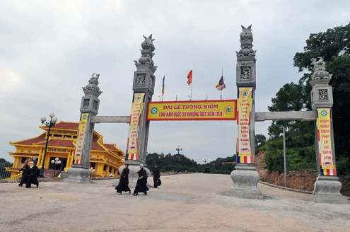 Lối lên học viện Phật giáo Việt Nam tại xã Phù Linh, huyện Sóc Sơn (Hà Nội). Khuôn viên trường rộng tới 11 hecta. Hiện nơi đây có gần 300 tăng sinh, ni sinh theo học trong đó 217 người học hệ cử nhân Phật học (hệ 4 năm), cao đẳng có 79 tăng, ni sinh (hệ 3 năm). Một ngày 2 buổi học, tăng ni, ni sinh bắt buộc phải ở nội trú tại ký túc xá của trường. Sau tiếng chuông chùa đúng giờ giới nghiêm ... Các tăng sinh, ni sinh bắt đầu từ nơi nghỉ trên núi xuống giảng đường. Để được vào học tại học viện, các tăng ni sinh phải đủ 20 tuổi trở lên, đã tốt nghiệp trung cấp Phật học, đã thọ giới tỳ khiêu, tốt nghiệp THPT và được tỉnh, thành hội Phật giáo giới thiệu. Học phí hàng năm 1,5 triệu đồng, còn lại học viên đều được bao cấp kinh phí ăn ở từ ban bảo trợ học đường. Nội dung học gồm 2 phần Kinh điển Phật giáo và Thế học (bao gồm các bộ môn bắt buộc như các trường ĐH khác như Triết học Mác Lênin, Lịch sử Đảng, Kinh tế chính trị, Chủ nghĩa xã hội khoa học...). Phần lớn, họ đều học tập một cách nghiêm túc. Đến giờ giải lao, nhiều tăng ni sinh vẫn mải miết đọc bài tại ghế đá bên ngoài sân trường. Mỗi năm học khoảng 10 tháng, nghỉ hè khoảng một tháng, các học viên không được về nhà trong suốt thời gian học tập, trừ ngày rằm, mùng một hoặc bố mẹ quê nhà ốm đau. Bắt đầu từ 16h chiều hết giờ học các môn chính, toàn bộ học viên tập trung tại chùa Non Nước trong khuôn viên học viện để tập ngồi thiền và các môn học khác của Phật giáo. Nhà sư Đạo Mẫn, công tác tại phòng đào tạo của học viện cho biết, các tăng ni sinh học tập tại đây có tinh thần rất vui vẻ và đoàn kết. "Nhiều người cứ nghĩ đi tu là vì chán đời hay vì phạm phải điều gì xấu xa nhưng không phải. Ở đây nhiều người thích, họ xuất gia cũng có nhiều lý do khác nhau", thầy Mẫn nói. Giây phút vui đùa của các thầy trò trong trường. Đàm Bảo (thứ 2 từ trái sang), Minh Trang (giữa), Phương Tú (thứ 2 từ phải sang) vui vẻ sau một ngày học căng thẳng.