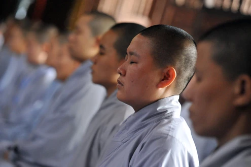 Lối lên học viện Phật giáo Việt Nam tại xã Phù Linh, huyện Sóc Sơn (Hà Nội). Khuôn viên trường rộng tới 11 hecta. Hiện nơi đây có gần 300 tăng sinh, ni sinh theo học trong đó 217 người học hệ cử nhân Phật học (hệ 4 năm), cao đẳng có 79 tăng, ni sinh (hệ 3 năm). Một ngày 2 buổi học, tăng ni, ni sinh bắt buộc phải ở nội trú tại ký túc xá của trường. Sau tiếng chuông chùa đúng giờ giới nghiêm ... Các tăng sinh, ni sinh bắt đầu từ nơi nghỉ trên núi xuống giảng đường. Để được vào học tại học viện, các tăng ni sinh phải đủ 20 tuổi trở lên, đã tốt nghiệp trung cấp Phật học, đã thọ giới tỳ khiêu, tốt nghiệp THPT và được tỉnh, thành hội Phật giáo giới thiệu. Học phí hàng năm 1,5 triệu đồng, còn lại học viên đều được bao cấp kinh phí ăn ở từ ban bảo trợ học đường. Nội dung học gồm 2 phần Kinh điển Phật giáo và Thế học (bao gồm các bộ môn bắt buộc như các trường ĐH khác như Triết học Mác Lênin, Lịch sử Đảng, Kinh tế chính trị, Chủ nghĩa xã hội khoa học...). Phần lớn, họ đều học tập một cách nghiêm túc. Đến giờ giải lao, nhiều tăng ni sinh vẫn mải miết đọc bài tại ghế đá bên ngoài sân trường. Mỗi năm học khoảng 10 tháng, nghỉ hè khoảng một tháng, các học viên không được về nhà trong suốt thời gian học tập, trừ ngày rằm, mùng một hoặc bố mẹ quê nhà ốm đau. Bắt đầu từ 16h chiều hết giờ học các môn chính, toàn bộ học viên tập trung tại chùa Non Nước trong khuôn viên học viện để tập ngồi thiền và các môn học khác của Phật giáo. Nhà sư Đạo Mẫn, công tác tại phòng đào tạo của học viện cho biết, các tăng ni sinh học tập tại đây có tinh thần rất vui vẻ và đoàn kết. "Nhiều người cứ nghĩ đi tu là vì chán đời hay vì phạm phải điều gì xấu xa nhưng không phải. Ở đây nhiều người thích, họ xuất gia cũng có nhiều lý do khác nhau", thầy Mẫn nói. Giây phút vui đùa của các thầy trò trong trường. Đàm Bảo (thứ 2 từ trái sang), Minh Trang (giữa), Phương Tú (thứ 2 từ phải sang) vui vẻ sau một ngày học căng thẳng.